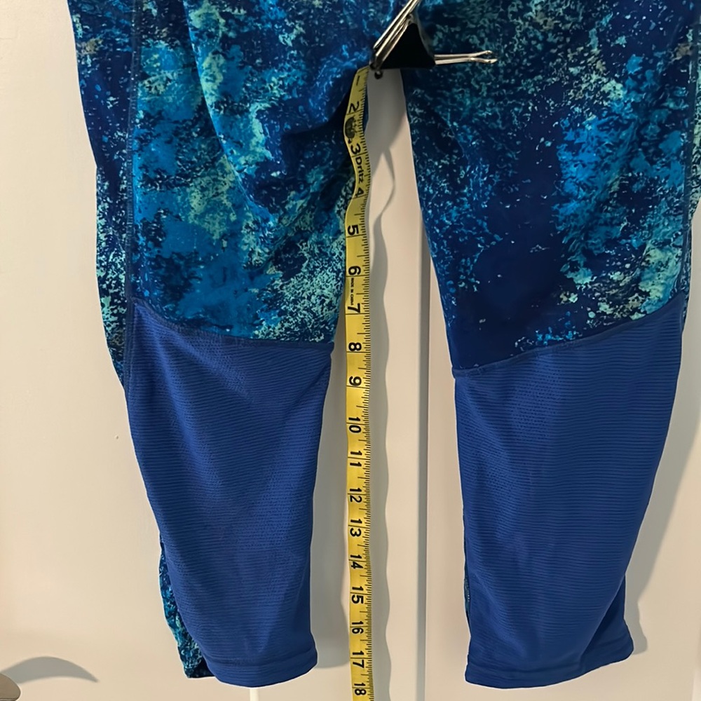 Athleta capri leggings pants in beautiful water color blues